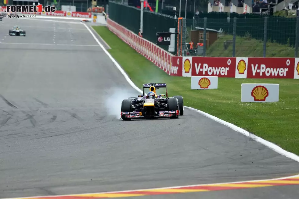 The Guardian (Großbritannien): "Vettel stärkt seine Position. Wie ausgelassen der Deutsche auf dem Podium den Champagner verspritzte, war ungewöhnlich für ihn - er fühlte wohl, dass er den nächsten WM-Titel fast sicher hat. Lewis Hamilton hat dagegen kaum noch Hoffnung. Er sah am Ende ein wenig verloren aus. Foto zur News: The Guardian (Großbritannien): "Vettel stärkt seine Position. Wie ausgelassen der Deutsche auf dem Podium den Champagner verspritzte, war ungewöhnlich für ihn - er fühlte wohl, dass er den nächsten WM-Titel fast sicher hat. Lewis Hamilton hat dagegen kaum noch Hoffnung. Er sah am Ende ein wenig verloren aus.