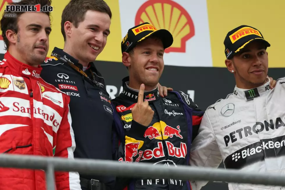 Foto zur News: Corriere della Sera (Italien): "Es gibt keine Worte, um die Ãœberlegenheit Vettels und seines Autos zu beschreiben. Vettel ist auf dem Weg, alle Rekorde Michael Schumachers zu brechen. Niemand hat die Fähigkeit, seiner Geschwindigkeit Stand zu halten. Der Einzige, der Schritt hält, ist Alonso. Sein zweiter Platz gibt Ferrari Hoffnung."