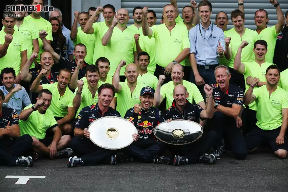 Foto zur News: Repubblica (Italien): "Vettel lässt den Rivalen keine Chance. Ein Pilot, der ein Rennen so bestreitet, kann nur ein Phänomen sein. Mit seinen 26 Jahren hat er bereits 31 Rennen gewonnen, sowie Mansell, nur zehn weniger als Senna. Das Komplizierteste für ihn war, aus dem Auto auszusteigen, um mit dem Team zu feiern. Alonso beweist wieder einmal, dass er ein Kämpfer ist. Er schafft es vom neunten auf den zweiten Platz und bleibt im Rennen um den Titel".