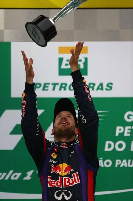 Foto zur News: Daily Mirror (Großbritannien): &quot;Sebastian Vettel beendet die Saison 2013 mit echtem Stil und macht Brasilien zu seiner Glücksnummer 13. Er ist nach Michael Schumacher der einzige Mann, der so viele Rennen in einer Saison gewonnen hat. Und seine Rekordjagd ging auch mit dem neunten Sieg in Serie weiter.&quot;