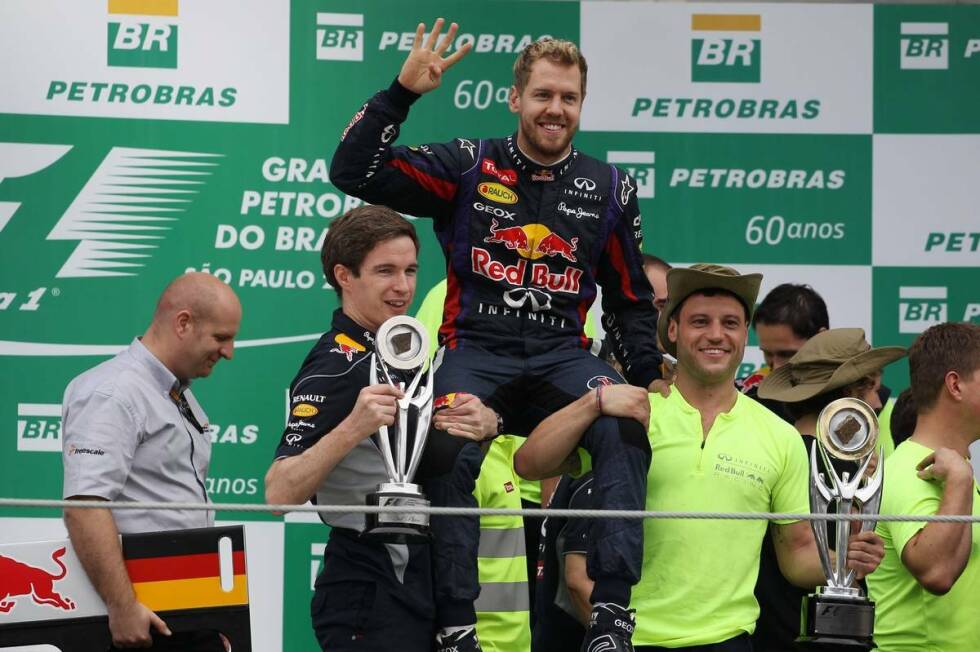 Foto zur News: Daily Mail (Großbritannien): &quot;Unaufhaltsam! Der meisterhafte Vettel holt sich im Saisonfinale in Brasilien seinen neunten Sieg in Serie und stellt den 60 Jahre alten Rekord ein.&quot;