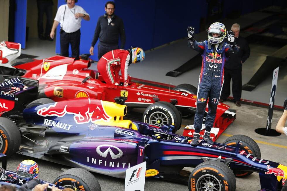 Foto zur News: Gazzetta dello Sport (Italien): &quot;Der unglaubliche Vettel feiert seinen 13. Sieg der Saison. Auch am letzten Tag der Meisterschaft gönnt sich Herr Perfektion keine Fehler. Vettel ist genau wie sein Idol Schumacher, in der Kaltblütigkeit, in der Genauigkeit und in dem Hunger nach Erfolgen. Er hat aber eine ganz eigene Fähigkeit, Neues zu erfinden, zu improvisieren, auf schwierige Umstände zu reagieren. Ferrari beendet mit einem halben Lächeln eine bittere und karge Saison. Zwei Erfolge gegen die 13 Red Bulls bezeugen eine enorme Kluft in den Resultaten und den Leistungen. Die Tatsache, dass sich die Leistungen Ferraris im Laufe der Saison nicht gebessert haben, ist ein besorgniserregender Aspekt, der so rasch wie möglich behoben werden muss.&quot;