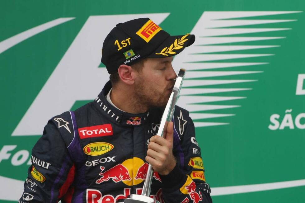 Foto zur News: El Mundo Deportivo (Spanien): &quot;Vettel gleicht die neun Siege in Folge von Ascari aus. Vettel setzt seine Serie fort, und Alonso verabschiedet sich von der Saison auf dem Podium. Vettel erobert Brasilien und vergrößert seine Legende. Der alte und neue Weltmeister ist aus einer anderen Galaxie.&quot;
