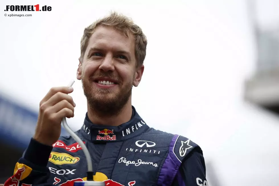 Foto zur News: Kronen Zeitung (Österreich): "Vettel stellt mit 13. Saisonsieg Schumi-Rekord ein. Weltmeister Sebastian Vettel hat am Sonntag auch beim Saisonfinale der Formel 1 in Brasilien triumphiert. Der deutsche Red-Bull-Pilot feierte im 19. und letzten Rennen des Jahres den bereits 13. Sieg. Damit egalisierte der Vierfachweltmeister den Allzeitrekord seines Landsmanns Michael Schumacher, der 2004 ebenfalls 13 Erfolge eingefahren hatte.