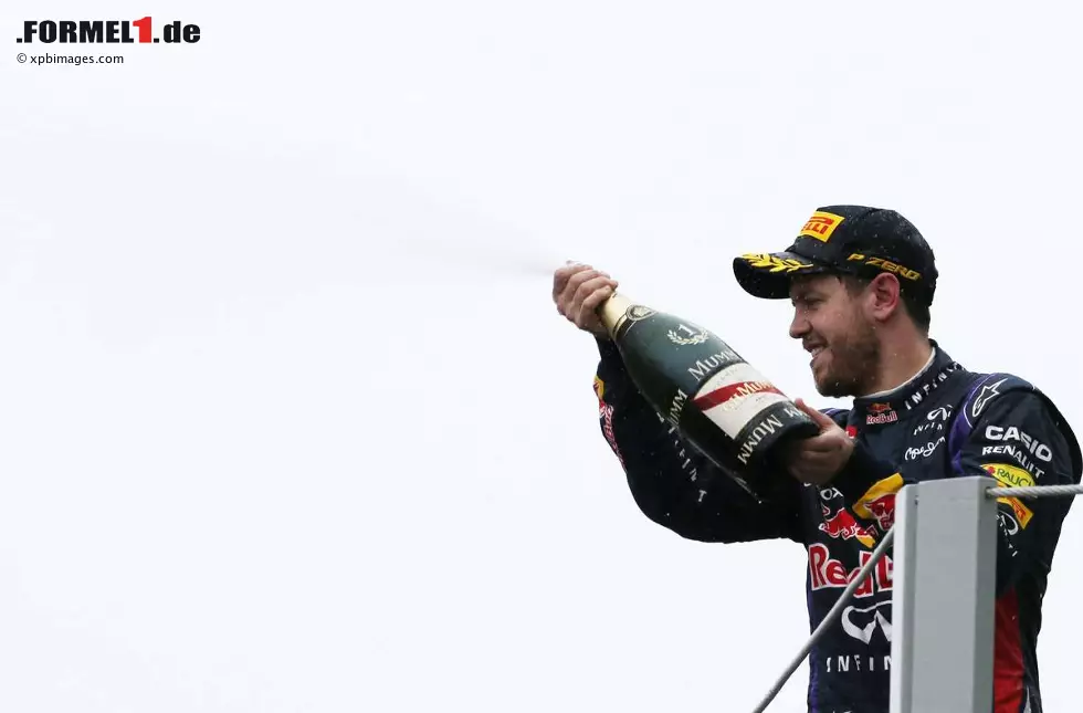 L'Equipe (Frankreich): "Vettel hört mit einem Sieg auf. Er macht seinen 13. Saisonsieg perfekt und stellt den Rekord von Michael Schumacher ein. Man wartete auf den Regen, um dem letzten Rennen die nötige Würze zu verleihen. Stattdessen kam Vettel und holte sich seinen neunten Sieg in Serie seit der Sommerpause." Foto zur News: L'Equipe (Frankreich): "Vettel hört mit einem Sieg auf. Er macht seinen 13. Saisonsieg perfekt und stellt den Rekord von Michael Schumacher ein. Man wartete auf den Regen, um dem letzten Rennen die nötige Würze zu verleihen. Stattdessen kam Vettel und holte sich seinen neunten Sieg in Serie seit der Sommerpause."