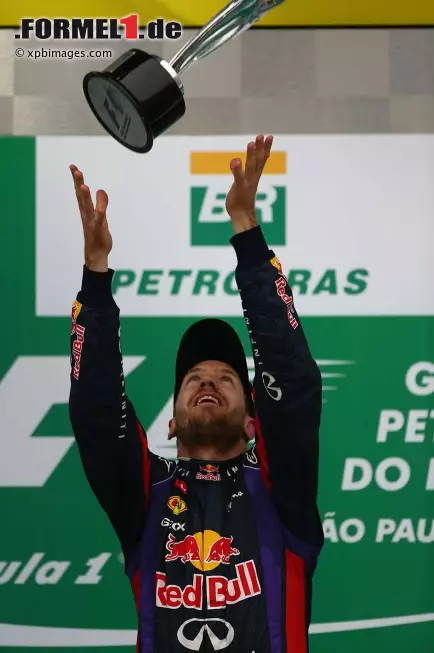 Foto zur News: Daily Mirror (Großbritannien): "Sebastian Vettel beendet die Saison 2013 mit echtem Stil und macht Brasilien zu seiner Glücksnummer 13. Er ist nach Michael Schumacher der einzige Mann, der so viele Rennen in einer Saison gewonnen hat. Und seine Rekordjagd ging auch mit dem neunten Sieg in Serie weiter."