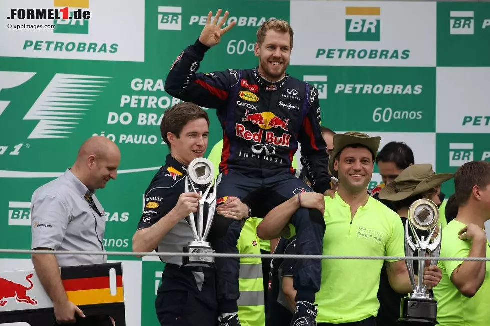 Foto zur News: Daily Mail (Großbritannien): "Unaufhaltsam! Der meisterhafte Vettel holt sich im Saisonfinale in Brasilien seinen neunten Sieg in Serie und stellt den 60 Jahre alten Rekord ein."