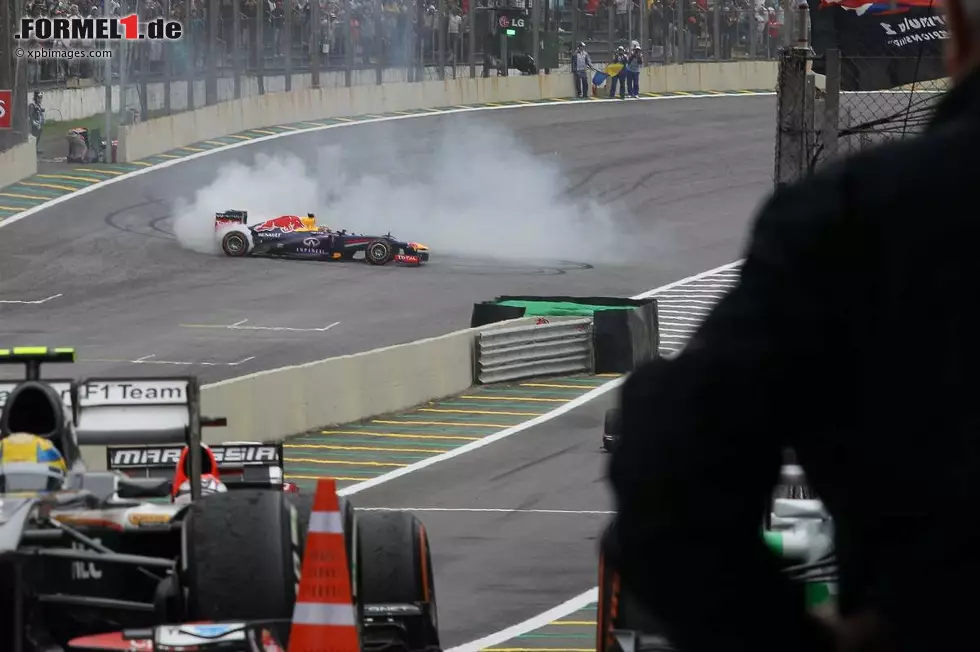 Corriere della Sera (Italien): "Talent, Glück und Gnade: Bei Red Bull wird Vettel wie ein launischer Star geschätzt, dabei ist er einfach und wohlerzogen. Außerhalb der Rennbahn sieht er anonym wie ein Student aus, auf der Rennbahn ist er ein reiner Engel. Er beteuert, dass ihn Rekorde nicht interessieren, dabei lässt er keinen Sieg aus." Foto zur News: Corriere della Sera (Italien): "Talent, Glück und Gnade: Bei Red Bull wird Vettel wie ein launischer Star geschätzt, dabei ist er einfach und wohlerzogen. Außerhalb der Rennbahn sieht er anonym wie ein Student aus, auf der Rennbahn ist er ein reiner Engel. Er beteuert, dass ihn Rekorde nicht interessieren, dabei lässt er keinen Sieg aus."