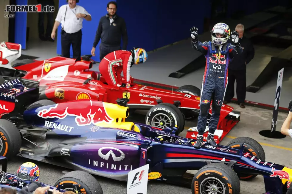 Gazzetta dello Sport (Italien): "Der unglaubliche Vettel feiert seinen 13. Sieg der Saison. Auch am letzten Tag der Meisterschaft gönnt sich Herr Perfektion keine Fehler. Vettel ist genau wie sein Idol Schumacher, in der Kaltblütigkeit, in der Genauigkeit und in dem Hunger nach Erfolgen. Er hat aber eine ganz eigene Fähigkeit, Neues zu erfinden, zu improvisieren, auf schwierige Umstände zu reagieren. Ferrari beendet mit einem halben Lächeln eine bittere und karge Saison. Zwei Erfolge gegen die 13 Red Bulls bezeugen eine enorme Kluft in den Resultaten und den Leistungen. Die Tatsache, dass sich die Leistungen Ferraris im Laufe der Saison nicht gebessert haben, ist ein besorgniserregender Aspekt, der so rasch wie möglich behoben werden muss." Foto zur News: Gazzetta dello Sport (Italien): "Der unglaubliche Vettel feiert seinen 13. Sieg der Saison. Auch am letzten Tag der Meisterschaft gönnt sich Herr Perfektion keine Fehler. Vettel ist genau wie sein Idol Schumacher, in der Kaltblütigkeit, in der Genauigkeit und in dem Hunger nach Erfolgen. Er hat aber eine ganz eigene Fähigkeit, Neues zu erfinden, zu improvisieren, auf schwierige Umstände zu reagieren. Ferrari beendet mit einem halben Lächeln eine bittere und karge Saison. Zwei Erfolge gegen die 13 Red Bulls bezeugen eine enorme Kluft in den Resultaten und den Leistungen. Die Tatsache, dass sich die Leistungen Ferraris im Laufe der Saison nicht gebessert haben, ist ein besorgniserregender Aspekt, der so rasch wie möglich behoben werden muss."