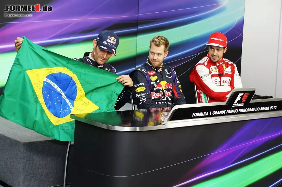 Foto zur News: Blick (Schweiz): "Vettel dachte keine Sekunde daran, Teamkollege Webber zum Abschied den Sieg zu schenken. Vettel will alles. Kein Gedanke, seinen 39. GP-Sieg, den 9. in Serie, den 13. in dieser Saison, zu verschenken. Teamkollege Webber verlässt die Formel 1 nach 215 Rennen deshalb mit dem 2. Platz."
