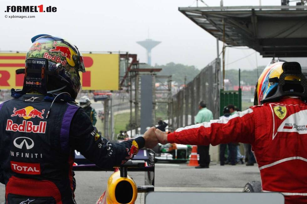 Foto zur News: As (Spanien): &quot;Alonso beendet das Jahr auf dem Podium hinter Webber und Vettel. Der ist ein Pilot, der Geschichte schreibt, und so muss man es sagen. Der eine denkt nur an den anderen: Beide schauen bereits auf Australien 2014.&quot;