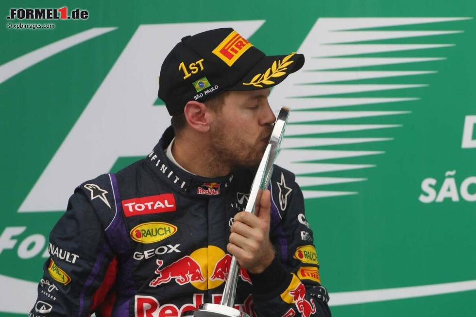 Foto zur News: El Mundo Deportivo (Spanien): &quot;Vettel gleicht die neun Siege in Folge von Ascari aus. Vettel setzt seine Serie fort, und Alonso verabschiedet sich von der Saison auf dem Podium. Vettel erobert Brasilien und vergrößert seine Legende. Der alte und neue Weltmeister ist aus einer anderen Galaxie.&quot;
