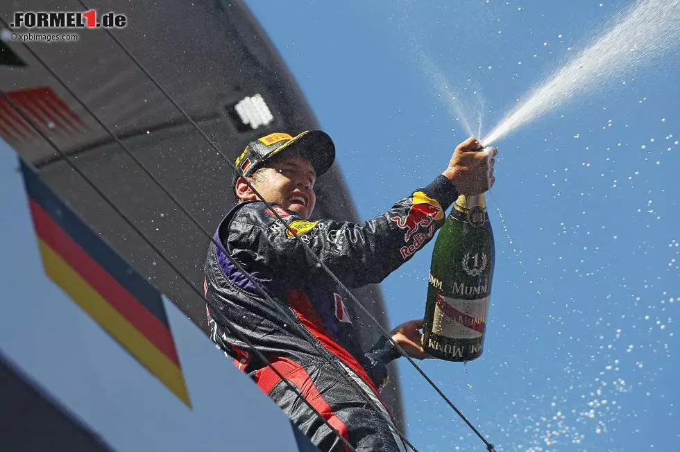 Foto zur News: Kurier (Österreich): &quot;Vettel gewinnt erstmals in Deutschland. Der Weltmeister besiegt am Nürburgring den Heimfluch.&quot;