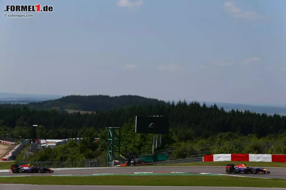 The Guardian (England): "Sebastian Vettels Sieg beim Großen Preis von Deutschland wird von einer Verletzung eines Kameramanns überschattet. Die Diskussionen um die Sicherheit in der Formel 1 werden erneut entfacht, als ein Kameramann beim Rennen am Nürburgring von einem Rad getroffen und verletzt wird. Sieben Tage nach den geplatzten Reifen von Silverstone kam es zu einem weiteren gefährlichen Zwischenfall." Foto zur News: The Guardian (England): "Sebastian Vettels Sieg beim Großen Preis von Deutschland wird von einer Verletzung eines Kameramanns überschattet. Die Diskussionen um die Sicherheit in der Formel 1 werden erneut entfacht, als ein Kameramann beim Rennen am Nürburgring von einem Rad getroffen und verletzt wird. Sieben Tage nach den geplatzten Reifen von Silverstone kam es zu einem weiteren gefährlichen Zwischenfall."