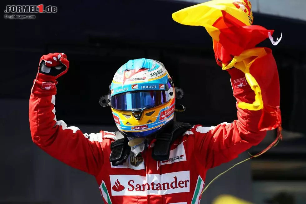 The Sun (Großbritannien): "Alonso herrscht in Spanien und schickt seine heimischen Fans ins Delirium. Das Rennen war jedoch eher eine Übung in Sachen Reifenmanagement als ein Rennsport-Wettbewerb. Für Lewis Hamilton wurde es ein grausamer Nachmittag, er fiel vom zweiten auf den 12. Platz zurück - und wurde sogar ÜBERRUNDET." Foto zur News: The Sun (Großbritannien): "Alonso herrscht in Spanien und schickt seine heimischen Fans ins Delirium. Das Rennen war jedoch eher eine Übung in Sachen Reifenmanagement als ein Rennsport-Wettbewerb. Für Lewis Hamilton wurde es ein grausamer Nachmittag, er fiel vom zweiten auf den 12. Platz zurück - und wurde sogar ÜBERRUNDET."