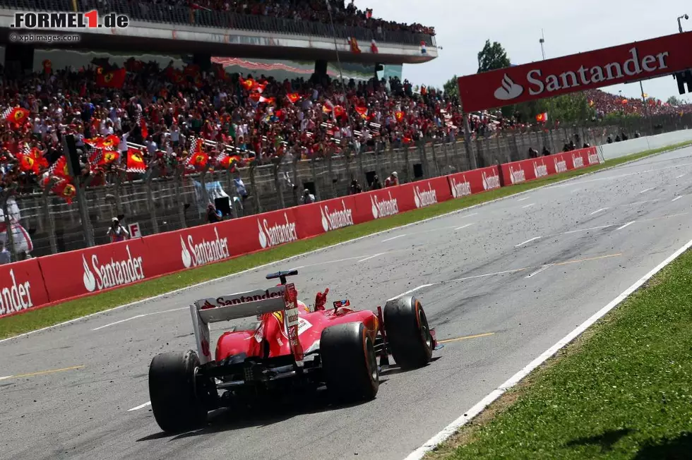 Neue Zürcher Zeitung (Schweiz): "Es gilt als nahezu unmöglich, auf dem Circuit de Catalunya zu gewinnen, ohne in der ersten Startreihe zu stehen. Doch zum Europa-Start der Formel 1 schafft Fernando Alonso beim Großen Preis von Spanien das Kunststück. Mit seinem zweiten Sieg innerhalb von drei Rennen meldet er die Anwartschaft auf eine Wende in der Weltmeisterschaft an. Sein Gegenspieler Vettel musste Frustrationsbewältigung betreiben. Die Königsklasse ist zurück in Europa, aber das Hauptthema ist aus Übersee reimportiert worden: Alle Macht den Gummis." Foto zur News: Neue Zürcher Zeitung (Schweiz): "Es gilt als nahezu unmöglich, auf dem Circuit de Catalunya zu gewinnen, ohne in der ersten Startreihe zu stehen. Doch zum Europa-Start der Formel 1 schafft Fernando Alonso beim Großen Preis von Spanien das Kunststück. Mit seinem zweiten Sieg innerhalb von drei Rennen meldet er die Anwartschaft auf eine Wende in der Weltmeisterschaft an. Sein Gegenspieler Vettel musste Frustrationsbewältigung betreiben. Die Königsklasse ist zurück in Europa, aber das Hauptthema ist aus Übersee reimportiert worden: Alle Macht den Gummis."