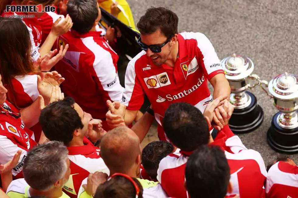 Kurier (Österreich): "Alonso gewinnt in Barcelona. Einige der 91.000 Zuschauer wollten einfach nicht nach Hause gehen. Zu erschöpft waren sie, glücklich und betrunken. Alonso hatte es ihnen versprochen, und er sollte seine Ankündigung wahr machen. Der 31-Jährige fuhr ein souveränes, fast einsames Rennen. Vettel hatte sich mehr erwartet, der Deutsche war grantig und übte wieder einmal Kritik an den Pirelli-Reifen." Foto zur News: Kurier (Österreich): "Alonso gewinnt in Barcelona. Einige der 91.000 Zuschauer wollten einfach nicht nach Hause gehen. Zu erschöpft waren sie, glücklich und betrunken. Alonso hatte es ihnen versprochen, und er sollte seine Ankündigung wahr machen. Der 31-Jährige fuhr ein souveränes, fast einsames Rennen. Vettel hatte sich mehr erwartet, der Deutsche war grantig und übte wieder einmal Kritik an den Pirelli-Reifen."