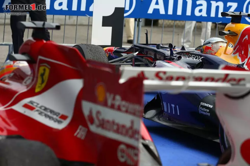 Foto zur News: Tuttosport (Italien): "Vettel ist einfach unbesiegbar. Alonso kann nur resignieren. Wie bereits 2010 und 2012 ist er der letzte, der sich vor Red Bulls Übermacht beugt. Die Scuderia hat jedoch nicht die Überlegenheit vom Anfang der Saison genutzt und hat damit kostbare Zeit und Punkte verloren".