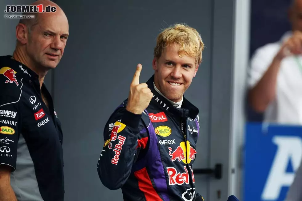 Foto zur News: Corriere della Sera (Italien): "Vettel lebt in einer anderen Welt mit kilometerlanger freier Rennbahn vor seinen Augen. Vettel feiert einen Sieg nach dem anderen, vor ihm zittert auch ein Monument wie Schumacher."