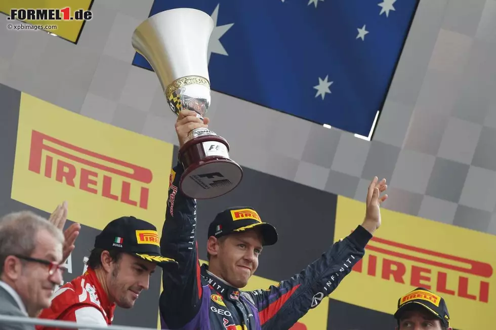 Foto zur News: Repubblica (Italien): "Vettel ist ein Genie. Er feiert einen Sieg in Monza, vor dem sich Alonso nur verbeugen kann. Der Spanier muss einen zweiten Platz hinnehmen, der einer Kapitulation gleicht. Vettel ist ein Künstler, ein unbesiegbarer Pilot, der Mann der Meisterwerke, der alle Konkurrenten aus dem Weg räumt und nach den Rekorden von Legenden wie Schumacher, Prost und Senna jagt".