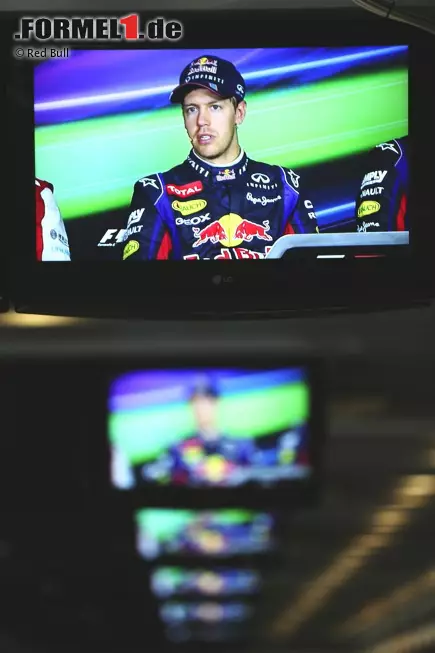 Foto zur News: Neue Zürcher Zeitung (Schweiz): "Sebastian Vettel macht einen weiteren Schritt in Richtung des vierten WM-Titel. Der aus der Pole-Position gestartete Weltmeister blieb im Red Bull wie schon vor zwei Wochen in Belgien ungefährdet. Den erneut zweitplatzierten Fernando Alonso im Ferrari hielt er jederzeit sicher auf Distanz."