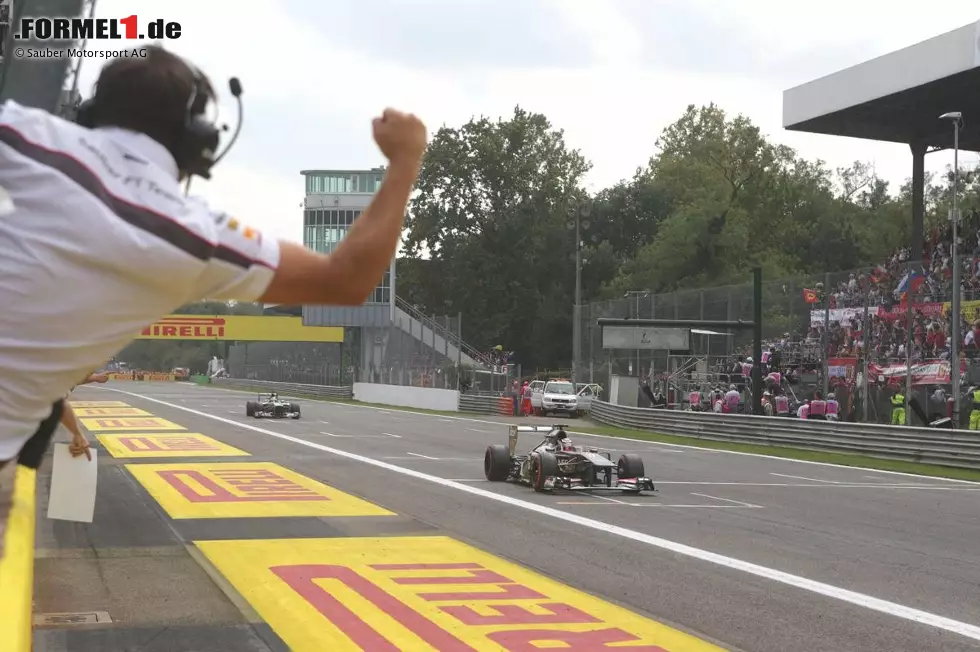Foto zur News: Blick (Schweiz): "Der WM-Titel ist Sebastian Vettel wohl nicht mehr zu nehmen. Der Pole-Mann gewinnt den Italien-GP in der Tempo-Hölle von Monza ohne Probleme vor Fernando Alonso und Mark Webber. Der Regen bleibt in Monza aus. Aber aus Schweizer Sicht regnets trotzdem - und zwar Punkte! Nico Hülkenberg wird fantastischer Fünfter, holt tatsächlich zehn Punkte für den Hinwiler Rennstall. Drei Punkte mehr, als in allen bisherigen Rennen zusammen!"
