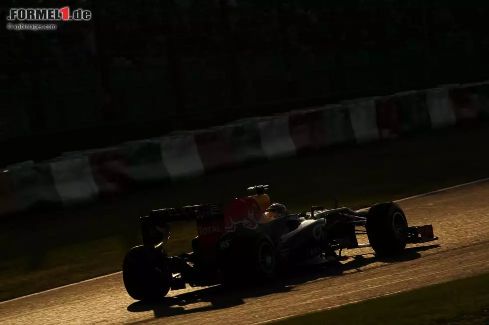 Kurier (Österreich): "Vettels Sieg war Ergebnis einer taktischen Meisterleistung, nachdem Red Bull entschieden hatte, die Rennstrategien zu splitten und Pole-Halter Webber mit drei, Vettel aber mit nur zwei Stopps fahren zu lassen. Fernando Alonso verhinderte als Vierter aber eine vorzeitige Krönung Vettels." Foto zur News: Kurier (Österreich): "Vettels Sieg war Ergebnis einer taktischen Meisterleistung, nachdem Red Bull entschieden hatte, die Rennstrategien zu splitten und Pole-Halter Webber mit drei, Vettel aber mit nur zwei Stopps fahren zu lassen. Fernando Alonso verhinderte als Vierter aber eine vorzeitige Krönung Vettels."