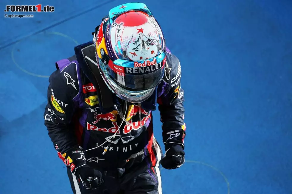 Foto zur News: Daily Mail (England): &quot;Vettel auf Wolke neun! Der nicht zu stoppende Deutsche gehört zu den Formel-1-Größen mit dem fünften Sieg in Folge. Aber Alonso verhindert die Titelfeier.&quot;