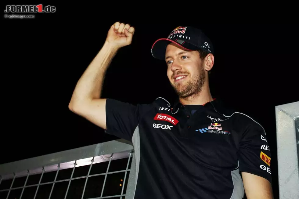 Corriere della Sera (Italien): "Trotz des fünften Siegs in Folge muss Vettel die Feierlichkeiten für den vierten Titel in Serie um zwei Wochen verschieben. Der nicht zu bremsende Sebastian bestätigt sich als Menschenfresser der Formel 1, er hat in dieser Saison eine Reife bewiesen, die sein Talent nur noch mehr hervorhebt." Foto zur News: Corriere della Sera (Italien): "Trotz des fünften Siegs in Folge muss Vettel die Feierlichkeiten für den vierten Titel in Serie um zwei Wochen verschieben. Der nicht zu bremsende Sebastian bestätigt sich als Menschenfresser der Formel 1, er hat in dieser Saison eine Reife bewiesen, die sein Talent nur noch mehr hervorhebt."