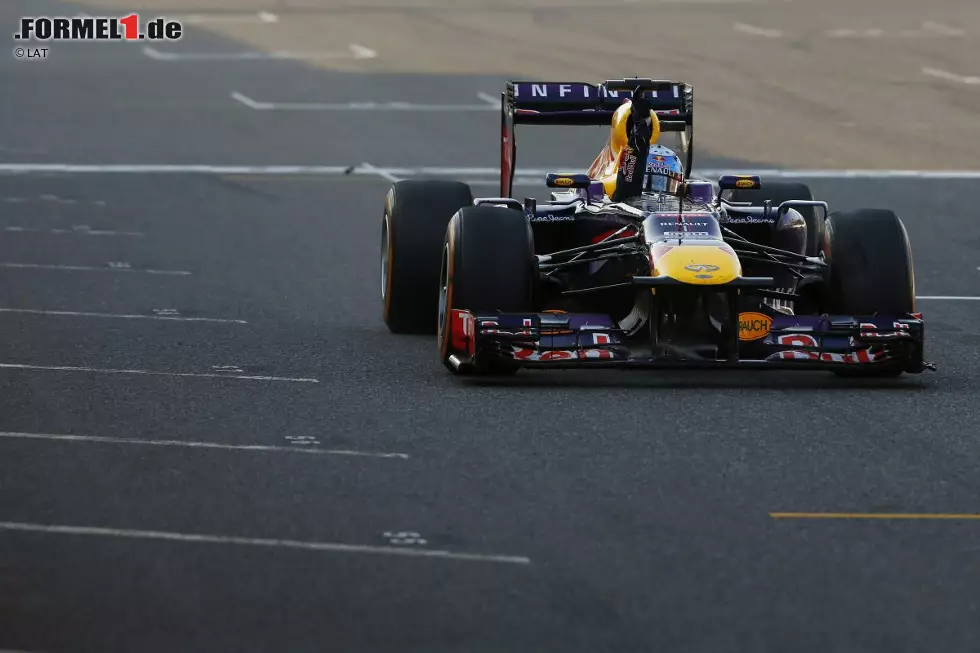 Repubblica (Italien): "Das Problem seiner Rivalen ist, dass Vettel nie einen Fehler macht, dass er in fünf Jahren bei Red Bull 34 Grand Prix gewonnen hat und dass er in dieser Saison bestimmt mehr als zehn gewinnen wird. Sebastian erobert wieder die Welt, er siegt überall, natürlich auch auf der geliebten Rennbahn von Suzuka. Vettel ist unmenschlich und herzlos, da er auch diesmal seinem Teamkollegen Webber einen Triumph entrissen hat." Foto zur News: Repubblica (Italien): "Das Problem seiner Rivalen ist, dass Vettel nie einen Fehler macht, dass er in fünf Jahren bei Red Bull 34 Grand Prix gewonnen hat und dass er in dieser Saison bestimmt mehr als zehn gewinnen wird. Sebastian erobert wieder die Welt, er siegt überall, natürlich auch auf der geliebten Rennbahn von Suzuka. Vettel ist unmenschlich und herzlos, da er auch diesmal seinem Teamkollegen Webber einen Triumph entrissen hat."