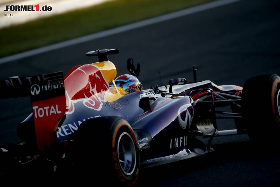 Foto zur News: Sport (Spanien): &quot;Vettel gewinnt in Japan und hat den Titel in Reichweite. Sebastian Vettel hat sich auf brillante Weise beim Großen Preis von Japan durchgesetzt. Beeindruckend die Schlacht der beiden Red Bulls um den Sieg.&quot;