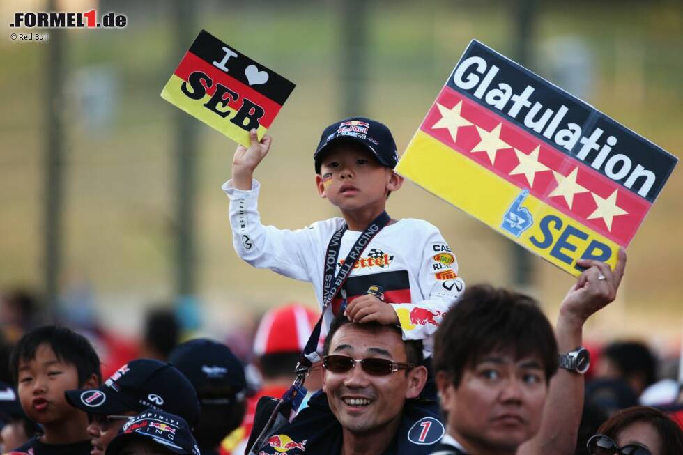 Foto zur News: AS (Spanien): &quot;Vettel gewinnt in Suzuka und berührt bereits seinen vierten Titel, die Krone wartet auf ihn in Indien. Volle Tribünen, begeisterte Fans und ein Vettel, der Geschichte schreibt. Der Deutsche schonte die Reifen und fuhr sehr schnell, wenn er es machen musste.&quot;