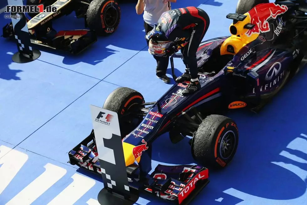 Repubblica (Italien): "Vettel ohne Grenzen, er besiegt jetzt auch Schumacher. Sebastian vernichtet einen weiteren unglaublichen Rekord Schumachers. Wer immer noch behauptet, dass dieser blonde Bursche nicht zu den Giganten der Formel 1 zählt, muss resignieren und applaudieren. Vettel fährt einen Kampf gegen Rekorde und Zahlen der Großen der Vergangenheit." Foto zur News: Repubblica (Italien): "Vettel ohne Grenzen, er besiegt jetzt auch Schumacher. Sebastian vernichtet einen weiteren unglaublichen Rekord Schumachers. Wer immer noch behauptet, dass dieser blonde Bursche nicht zu den Giganten der Formel 1 zählt, muss resignieren und applaudieren. Vettel fährt einen Kampf gegen Rekorde und Zahlen der Großen der Vergangenheit."