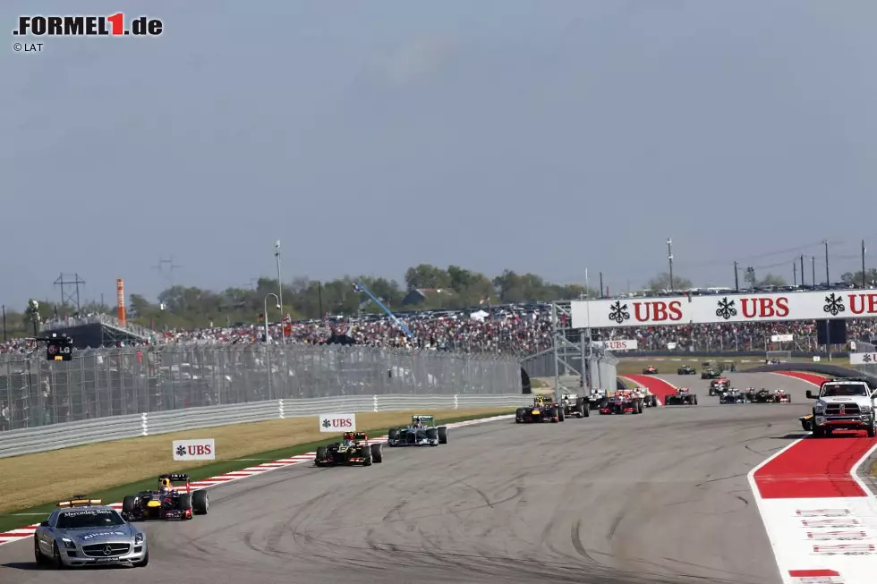 Tuttosport (Italien): "Vettel fährt jetzt nur noch gegen sich selbst, niemand kann ihn mehr aufhalten. Nicht einmal das Safety-Car in den ersten Runden hat seine Pläne auf den Kopf gestellt. Es ist unwahrscheinlich, dass in Interlagos nicht wieder Vettel gewinnt. Damit würde er auch die Zahl der Saisonrekorde gleichen, die elf Siege, die Schumacher mit Ferrari gefeiert hat." Foto zur News: Tuttosport (Italien): "Vettel fährt jetzt nur noch gegen sich selbst, niemand kann ihn mehr aufhalten. Nicht einmal das Safety-Car in den ersten Runden hat seine Pläne auf den Kopf gestellt. Es ist unwahrscheinlich, dass in Interlagos nicht wieder Vettel gewinnt. Damit würde er auch die Zahl der Saisonrekorde gleichen, die elf Siege, die Schumacher mit Ferrari gefeiert hat."