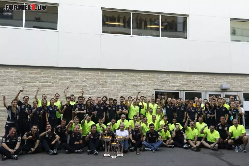 Gazzetta dello Sport (Italien): "Rekord-Vettel: Achter Sieg in Serie. Vettel radiert Schumacher aus. Vettel zerbröselt alle Rekorde, auch jene seines Lehrers Schumacher. Er ist perfekt, wenn es darum geht, die Lage zu kontrollieren, ohne die Nerven zu verlieren. Während Vettel und Red Bull einen Triumph nach dem anderen feiern, kann man vor der Art nur den Kopf schütteln, mit der Maranello die Saison abschließt. Ferrari stöhnt sogar im Konkurrenzkampf gegen Sauber. Ferrari muss sogar auf den Traum des zweiten Platzes im Ranking der Konstrukteure verzichten." Foto zur News: Gazzetta dello Sport (Italien): "Rekord-Vettel: Achter Sieg in Serie. Vettel radiert Schumacher aus. Vettel zerbröselt alle Rekorde, auch jene seines Lehrers Schumacher. Er ist perfekt, wenn es darum geht, die Lage zu kontrollieren, ohne die Nerven zu verlieren. Während Vettel und Red Bull einen Triumph nach dem anderen feiern, kann man vor der Art nur den Kopf schütteln, mit der Maranello die Saison abschließt. Ferrari stöhnt sogar im Konkurrenzkampf gegen Sauber. Ferrari muss sogar auf den Traum des zweiten Platzes im Ranking der Konstrukteure verzichten."