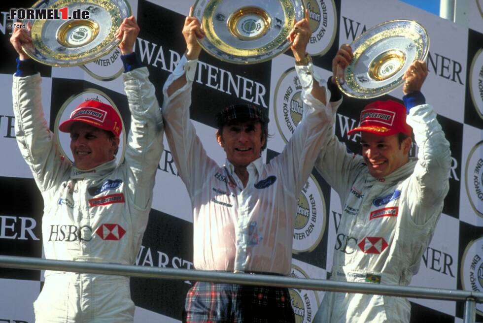 Foto zur News: Der absolute Höhepunkt der Saison ist das chaotische Regenrennen auf dem Nürburgring, das viele Fahrer gewinnen könnten. Aber Johnny Herbert und Rubens Barrichello machen alles richtig und sichern dem Team den ersten Sieg und Platz drei obendrauf. Ein schöner Abschied für Jackie Stewart, der wegen der Krebserkrankung seines Sohnes immer mehr Verantwortung übernimmt - und bereits im Juni 1999 mit dem Verkauf des Teams an Ford den Millionendeal seines Lebens macht.