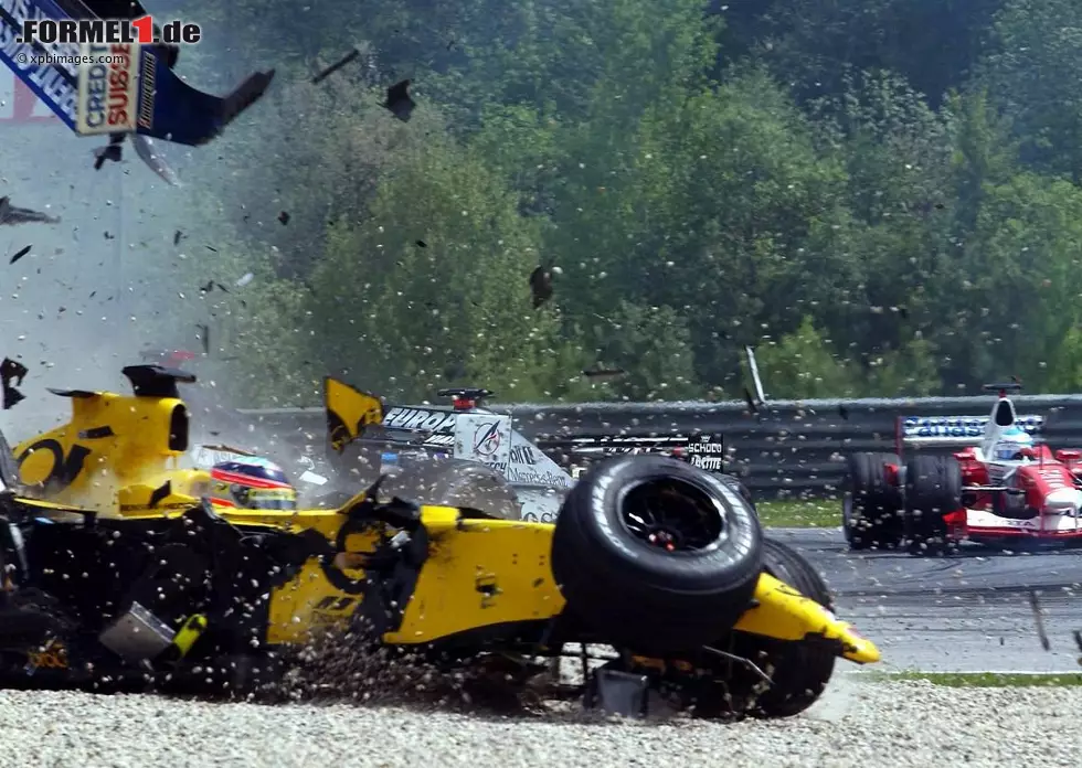 Aber trotz der Verbesserung der Sicherheitsvorkehrungen blieb der A1-Ring ein gefährliches Pflaster. In der Anbremszone vor der zweiten Kurve etwa kam es 2002 zwischen Nick Heidfeld (Sauber) und Takuma Sato (Jordan) zu einem Crash, der zum Glück glimpflich ausging. Foto zur News: Aber trotz der Verbesserung der Sicherheitsvorkehrungen blieb der A1-Ring ein gefährliches Pflaster. In der Anbremszone vor der zweiten Kurve etwa kam es 2002 zwischen Nick Heidfeld (Sauber) und Takuma Sato (Jordan) zu einem Crash, der zum Glück glimpflich ausging.