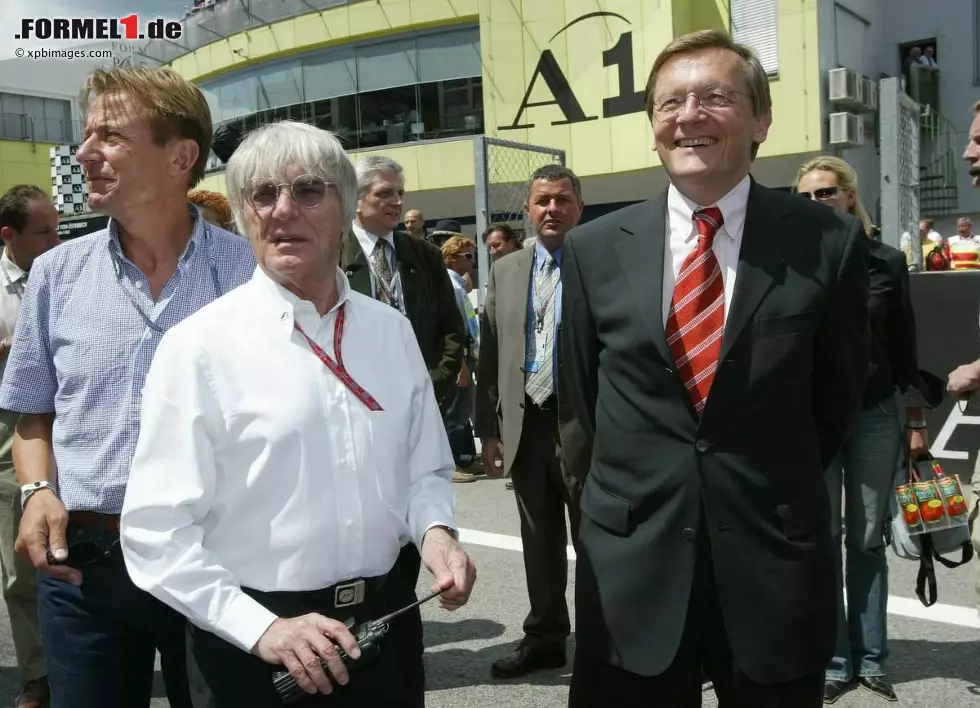 Foto zur News: Kam immer gern nach Österreich: Bernie Ecclestone mit dem damaligen Bundeskanzler Wolfgang Schüssel. Aber die österreichische Regierung konnte in Zeiten des Sparpakets nicht mehr mit den finanziellen Angeboten anderer Länder mithalten.