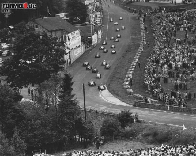 Foto zur News: Nur acht Fahrer haben es in der Geschichte der Formel 1 geschafft, fünf oder mehr Rennen hintereinander zu gewinnen. Die erste Serie dieser Art eröffnet Ferrari-Pilot Alberto Ascari beim dritten Grand Prix der Saison 1952 in Spa-Francorchamps. Ja, die Eau Rouge gab es damals schon!