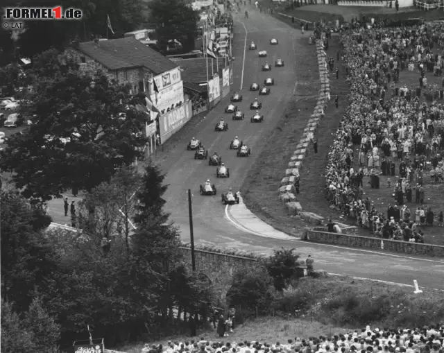 Foto zur News: Nur neun Fahrer haben es in der Geschichte der Formel 1 geschafft, fünf oder mehr Rennen hintereinander zu gewinnen. Die erste Serie dieser Art eröffnet Ferrari-Pilot Alberto Ascari beim dritten Grand Prix der Saison 1952 in Spa-Francorchamps. Ja, die Eau Rouge gab es damals schon!