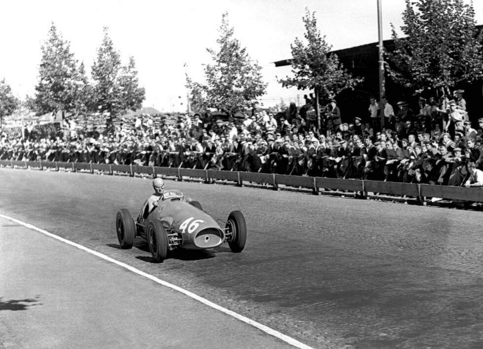 Foto zur News: Ascari gewinnt auf Ferrari sogar in die Saison 1953 hinein, verteidigt seinen 1952 eroberten WM-Titel erfolgreich. Insgesamt neun Siege en suite hatte er am Ende zu Buche stehen.