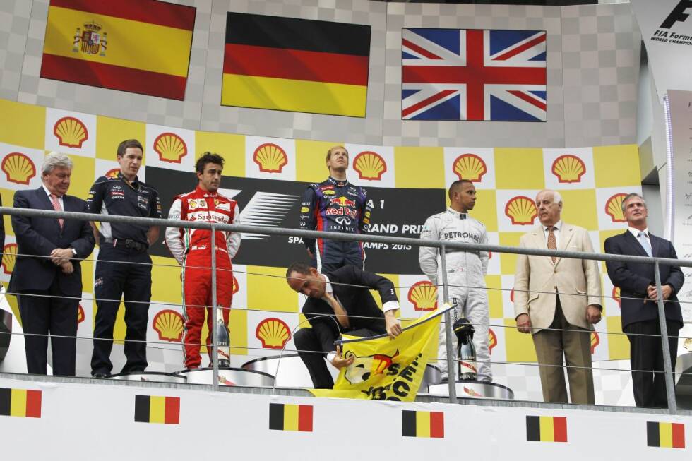 Foto zur News: Seit der Saison 2013 gehört auch Sebastian Vettel dieser elitären Liga an: In Spa-Francorchamps beginnt er seine Siegesserie ungeachtet der Greenpeace-Proteste gegen den Hauptsponsor des Grand Prix, ...