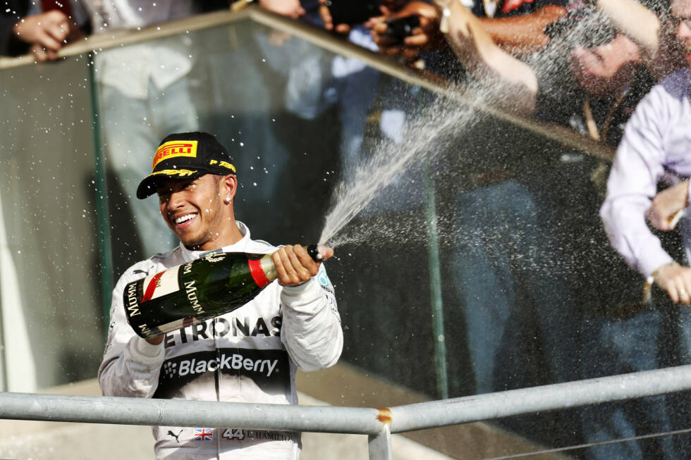 Foto zur News: Ein Jahr später reiht sich auch Lewis Hamilton in diesen elitären Klub ein. Im Saisonendspurt 2014 gewinnt der Brite sechs der letzten sieben Rennen. Zwischen Monza und Austin triumphiert er sogar fünfmal in Serie und legt so den Grundstein für seinen zweiten WM-Titel insgesamt und seinen ersten mit Mercedes.