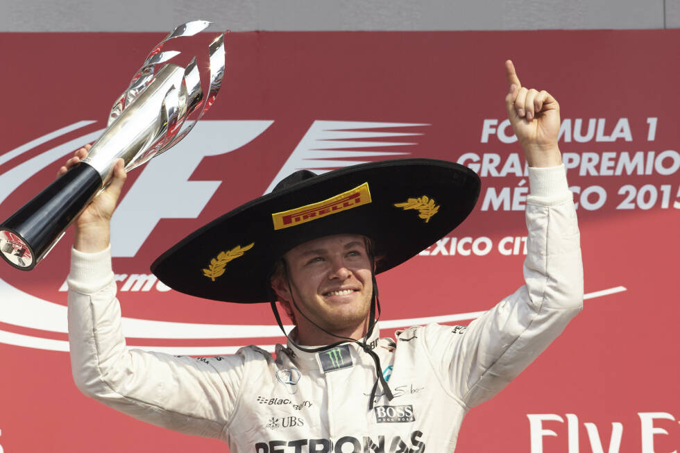 Foto zur News: Fast genau ein Jahr später startet Mercedes-Teamkollege Nico Rosberg eine noch erfolgreichere Serie. Der Titel geht zwar auch 2015 an Hamilton, doch der Deutsche gewinnt ab Mexiko die letzten drei Saisonrennen. 2016 steht Rosberg in den ersten vier Rennen des neuen Jahres auch wieder ganz oben auf dem Podest - macht unterm Strich sieben Siege in Folge! Am Ende des Jahres wird Rosberg zudem endlich Weltmeister.