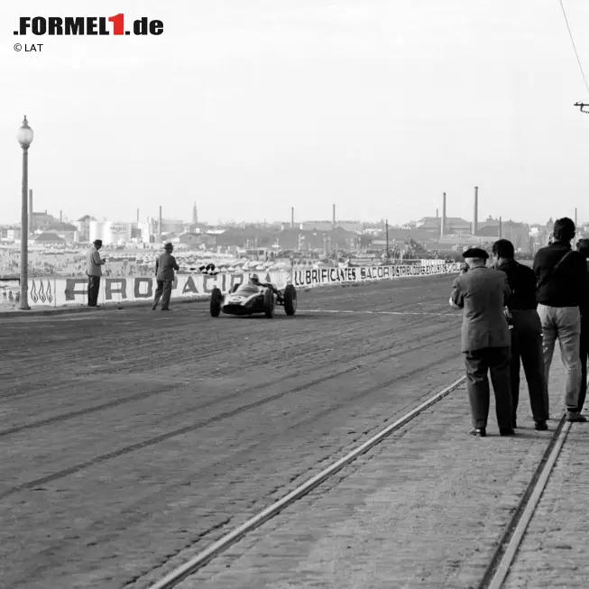 Foto zur News: Als er in Porto zum fünften Mal hintereinander gewinnt, steht sein zweiter WM-Titel so gut wie fest. 1966 soll Brabham noch ein drittes Mal Champion werden, dann allerdings schon im eigenen Boliden.