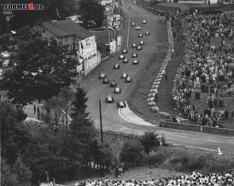 Foto zur News: Nur acht Fahrer haben es in der Geschichte der Formel 1 geschafft, fünf oder mehr Rennen hintereinander zu gewinnen. Die erste Serie dieser Art eröffnet Ferrari-Pilot Alberto Ascari beim dritten Grand Prix der Saison 1952 in Spa-Francorchamps. Ja, die Eau Rouge gab es damals schon!