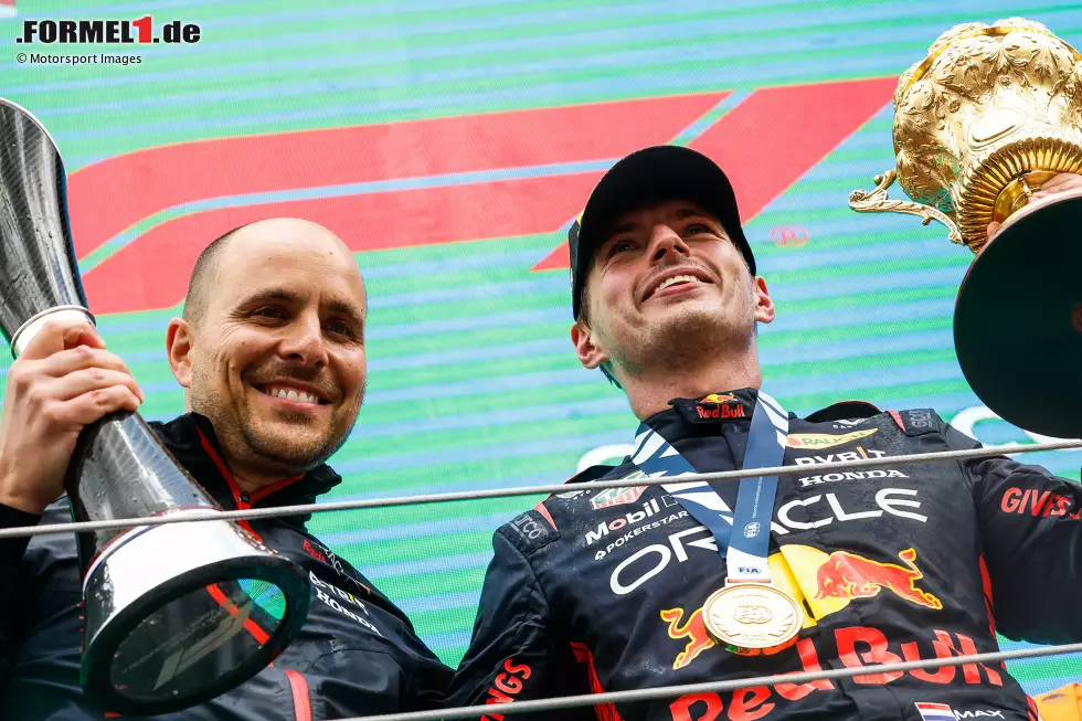 Ein Jahr später legt Verstappen sogar noch einen drauf - beziehungsweise fünf. Er gewinnt in Miami, Monaco, Barcelona, Montreal, Spielberg, Silverstone, Budapest, Spa, Zandvoort und Monza. Macht zehn Siege in Serie. Das schaffte vor ihm noch niemand! Foto zur News: Ein Jahr später legt Verstappen sogar noch einen drauf - beziehungsweise fünf. Er gewinnt in Miami, Monaco, Barcelona, Montreal, Spielberg, Silverstone, Budapest, Spa, Zandvoort und Monza. Macht zehn Siege in Serie. Das schaffte vor ihm noch niemand!