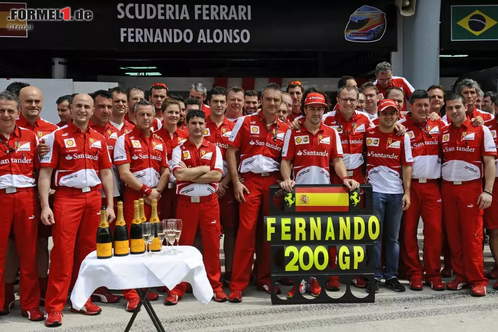 Malaysia, Alonsos 200. Grand Prix, beginnt genau nach dem Geschmack des Spaniers: Zwar verliert er erneut das Qualifying-Stallduell gegen Massa, aber wenn man trotzdem Dritter wird, tut das nicht weiter weh. Ferrari scheint die alte Schwäche auf eine schnelle Runde zumindest am Saisonbeginn im Griff zu haben. Foto zur News: Malaysia, Alonsos 200. Grand Prix, beginnt genau nach dem Geschmack des Spaniers: Zwar verliert er erneut das Qualifying-Stallduell gegen Massa, aber wenn man trotzdem Dritter wird, tut das nicht weiter weh. Ferrari scheint die alte Schwäche auf eine schnelle Runde zumindest am Saisonbeginn im Griff zu haben.