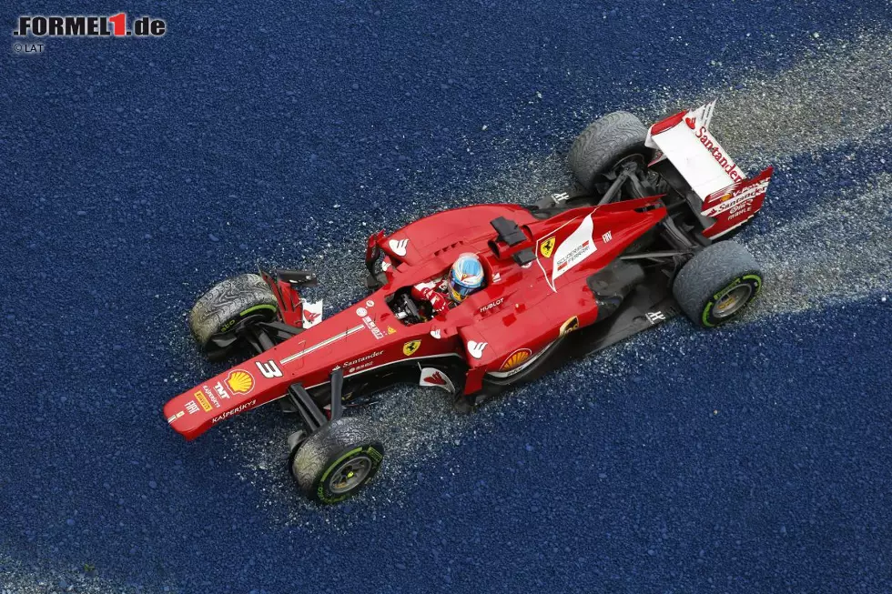 Foto zur News: Doch die Freude ist nur von kurzer Dauer: Beim Angriff auf Polesetter Sebastian Vettel beschädigt sich Alonso den Frontflügel - aber er bleibt draußen, um diesen gleichzeitig mit den Intermediates loszuwerden, sobald es abtrocknet. Eine krasse Fehlentscheidung der Scuderia.