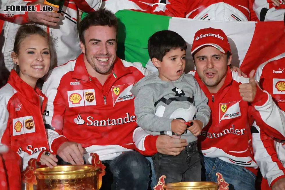 Alles eitel Wonne nach dem ersten Sieg im dritten Rennen: Alonso, wieder guter Dritter im Qualifying, gewinnt die Reifenschlacht in Schanghai - und hätte er nicht in Malaysia gepatzt, würde Ferrari beide WM-Wertungen anführen. Eine trügerisch positive Zwischenbilanz. Foto zur News: Alles eitel Wonne nach dem ersten Sieg im dritten Rennen: Alonso, wieder guter Dritter im Qualifying, gewinnt die Reifenschlacht in Schanghai - und hätte er nicht in Malaysia gepatzt, würde Ferrari beide WM-Wertungen anführen. Eine trügerisch positive Zwischenbilanz.